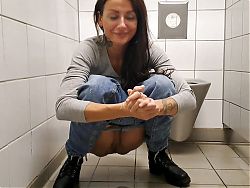The first time distributed my hot pee on a public toilet !!